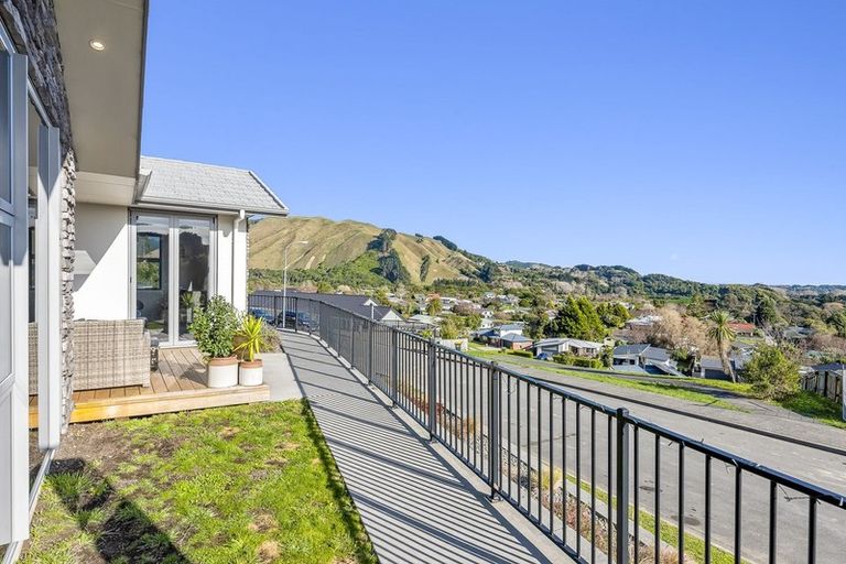 Photo of property in 99 Kakariki Grove, Waikanae, 5036