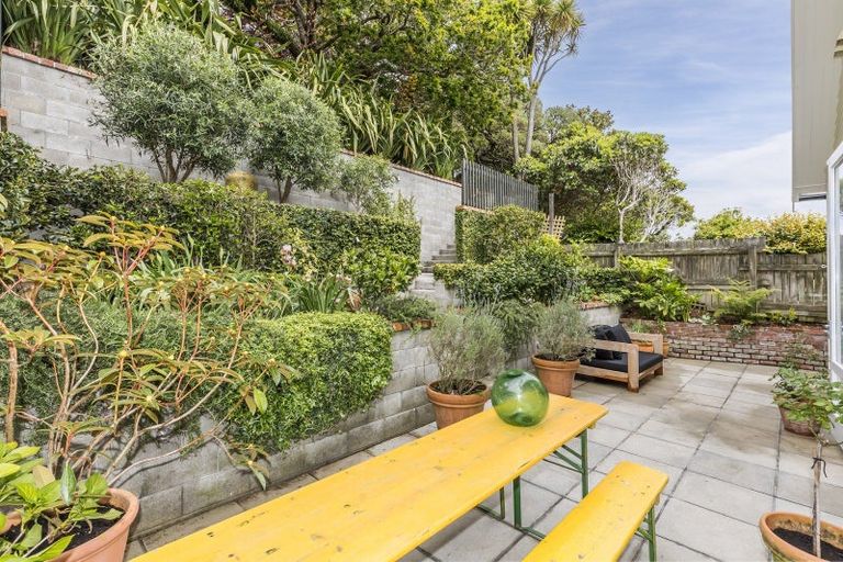 Photo of property in 19 Lower North Terrace, Kelburn, Wellington, 6012