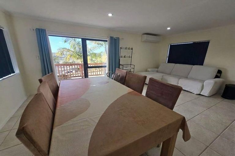 Photo of property in 15 Dovey Place, Massey, Auckland, 0614