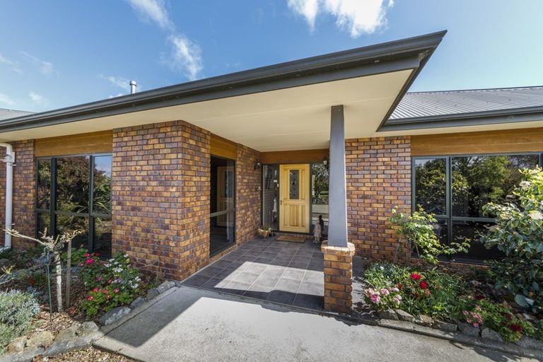 Photo of property in 1 Bushview Lane, Ashhurst, Palmerston North, 4470