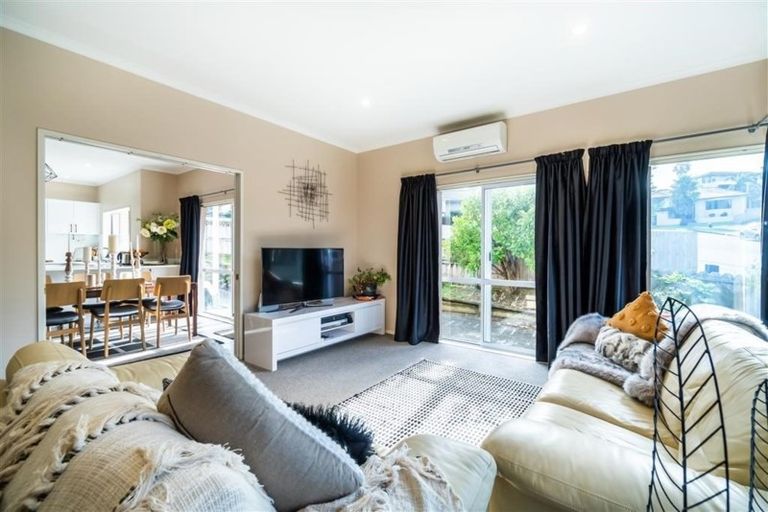 Photo of property in 48 Hogarth Rise, West Harbour, Auckland, 0618