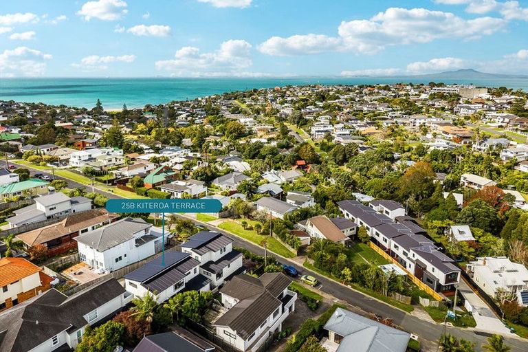 Photo of property in 25b Kiteroa Terrace, Rothesay Bay, Auckland, 0630