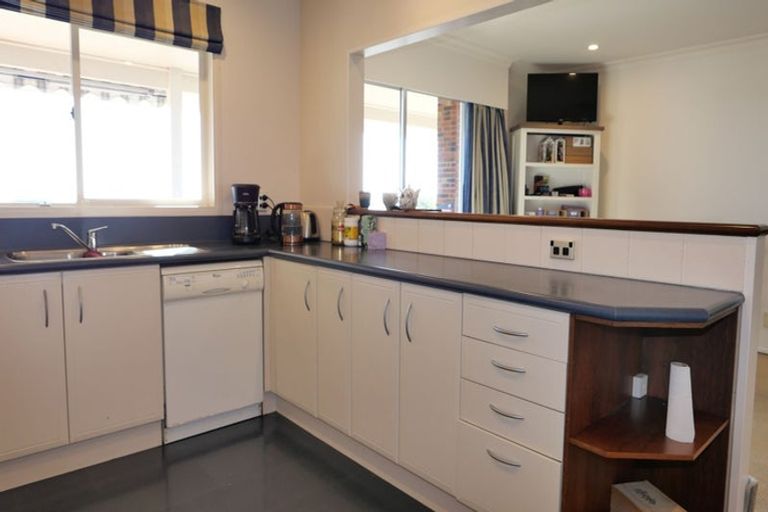 Photo of property in 8 Tui Crescent, Waikanae, 5036