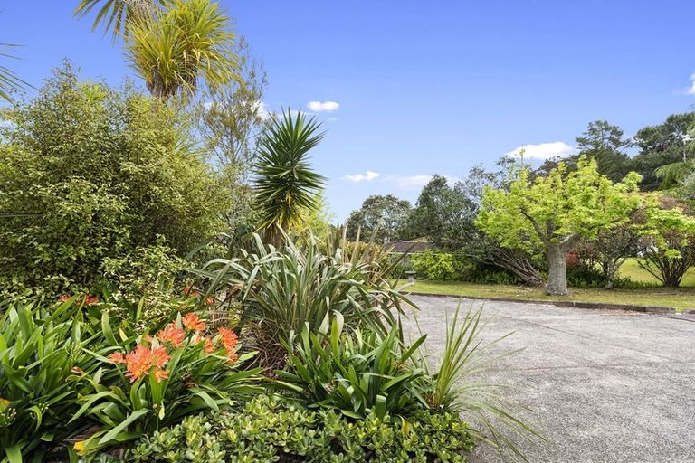 Photo of property in 72 Ravenwood Drive, Forrest Hill, Auckland, 0620