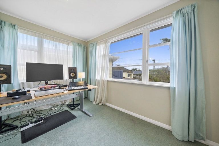 Photo of property in 6 Glen Alice Grove, Naenae, Lower Hutt, 5011