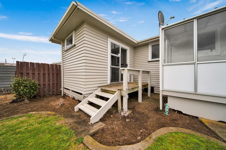 Photo of property in 8 Bone Crescent, Hawera, 4610