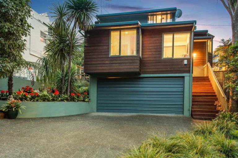 Photo of property in 1/16 Glade Place, Birkenhead, Auckland, 0626