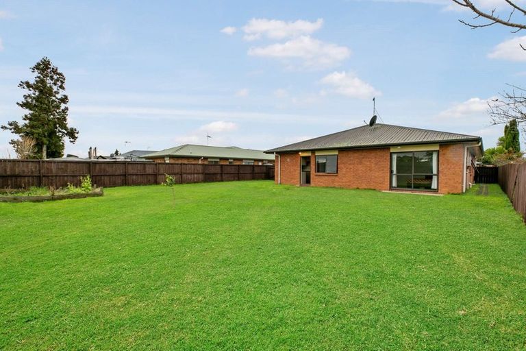 Photo of property in 22 Kittyhawk Place, Melville, Hamilton, 3206