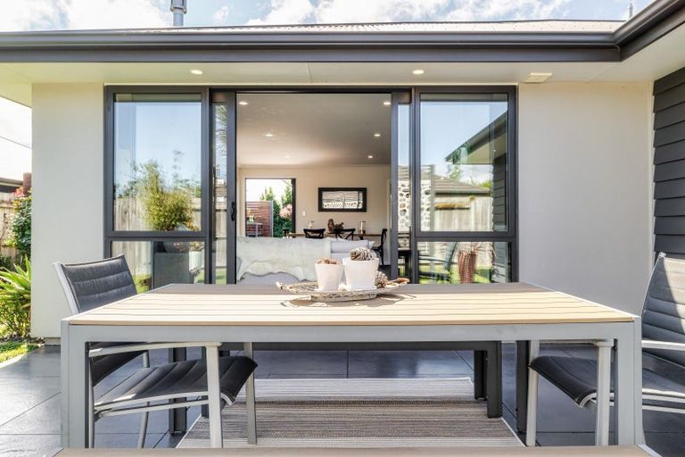 Photo of property in 3 Saint Heliers Grove, Fitzherbert, Palmerston North, 4410