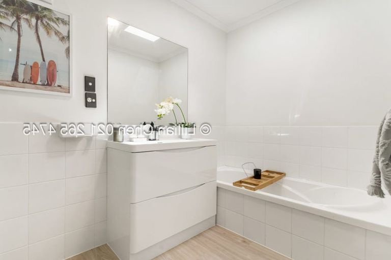 Photo of property in 33 Verdale Circle, Glen Eden, Auckland, 0602