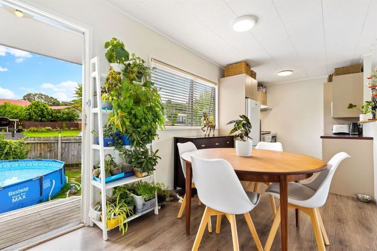 Photo of property in 10 Lorena Place, West Harbour, Auckland, 0618