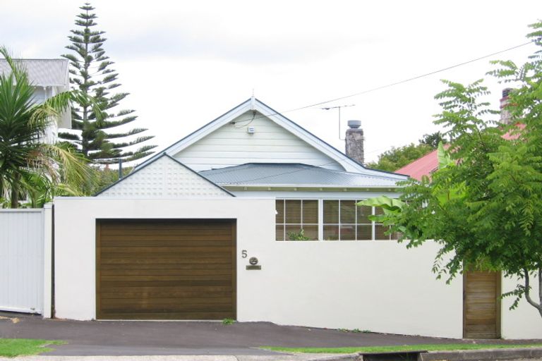 Photo of property in 5 Glen Road, Stanley Point, Auckland, 0624