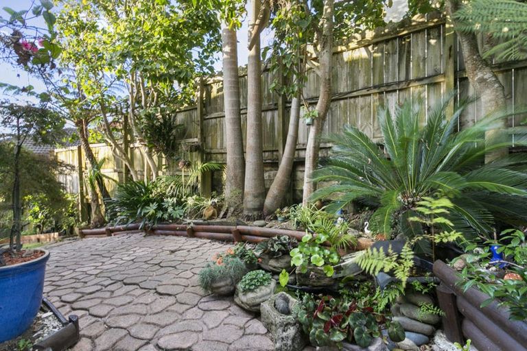 Photo of property in 2/23 Gwenand Place, Botany Downs, Auckland, 2010