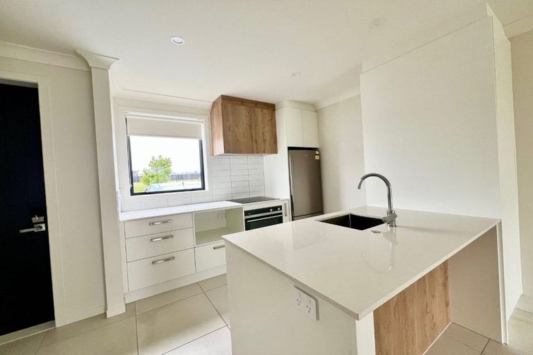 Photo of property in 28 Rauriki Lane, Rosehill, Papakura, 2113