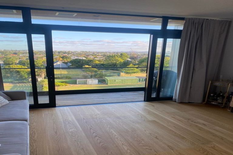 Photo of property in Frank Sargeson Apts, 305/80 Anzac Street, Takapuna, Auckland, 0622