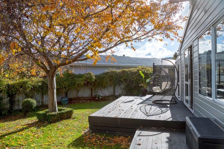 Photo of property in 8 Vista Crescent, Maoribank, Upper Hutt, 5018