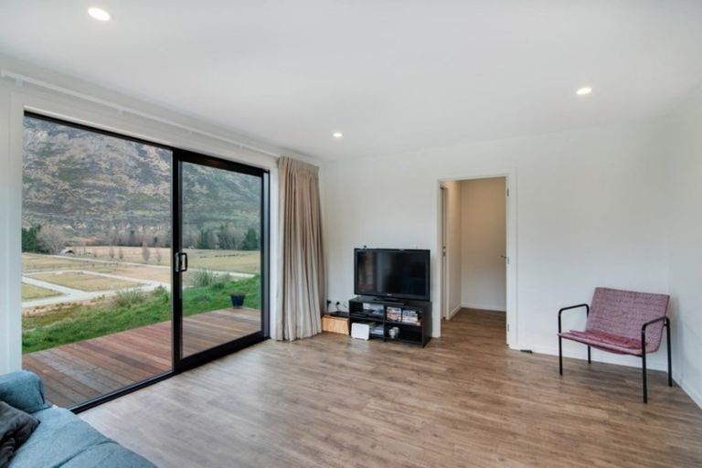 Photo of property in 28 Hayes Creek Road, Lake Hayes Estate, Queenstown, 9304