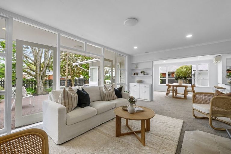 Photo of property in 2 Ilfracombe Place, Burnside, Christchurch, 8053