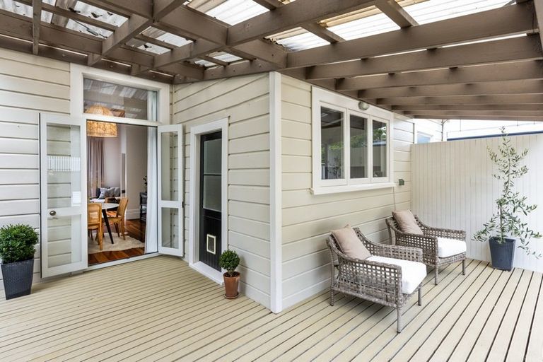 Photo of property in 12 Faraday Street, Hospital Hill, Napier, 4110