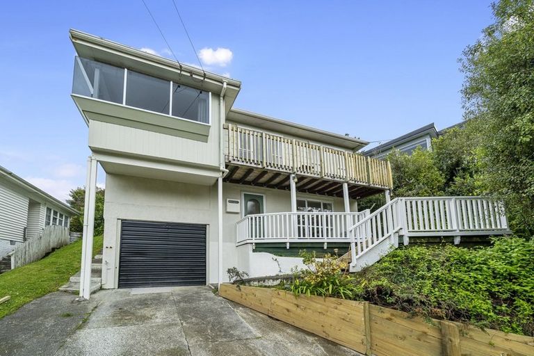 Photo of property in 5 Victory Crescent, Tawa, Wellington, 5028