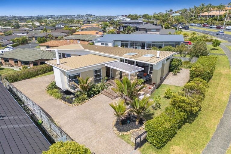 Photo of property in 21 Grand Drive, Orewa, 0931