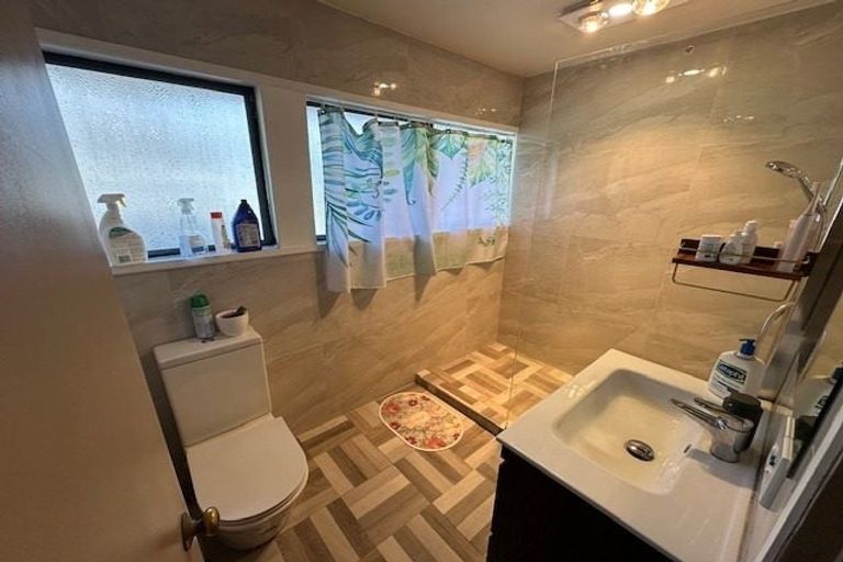 Photo of property in 1/4 Westpark Drive, West Harbour, Auckland, 0618