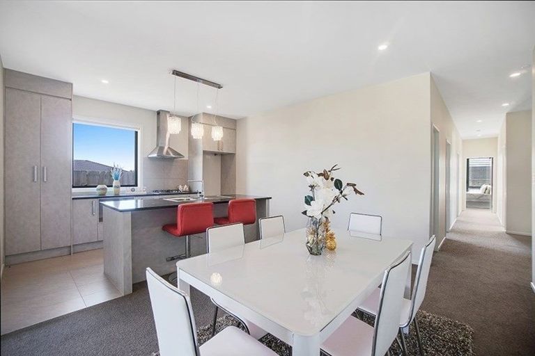 Photo of property in 8 Twin Parks Rise, Papakura, 2110