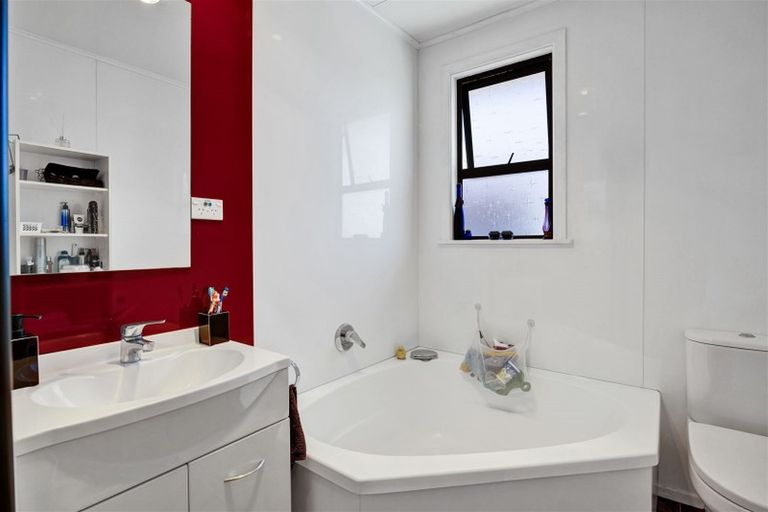 Photo of property in 28 Kingsford Street, Bell Block, New Plymouth, 4312