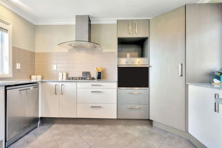 Photo of property in 10 Nirmal Place, Sunnyvale, Auckland, 0612