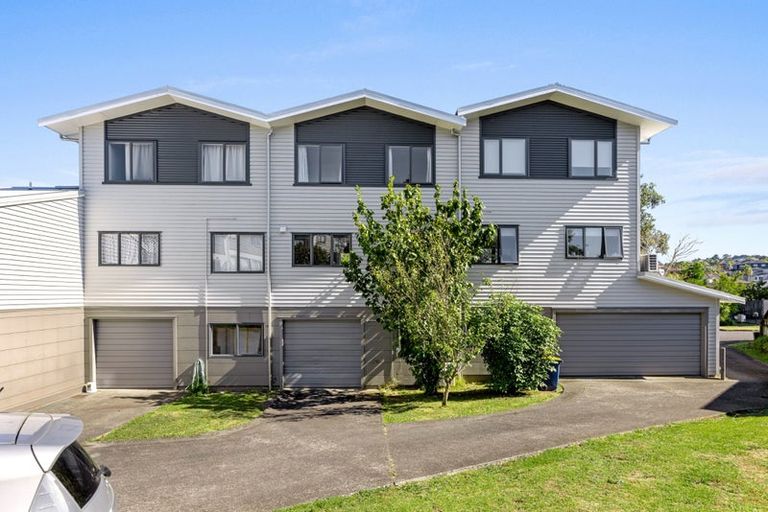 Photo of property in 2/5 John Jennings Drive, Oteha, Auckland, 0632