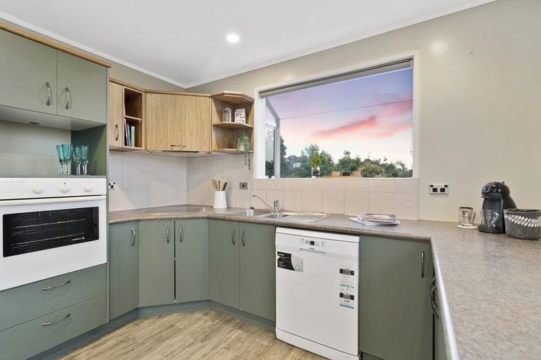 Photo of property in 12 Malmo Place, Massey, Auckland, 0614