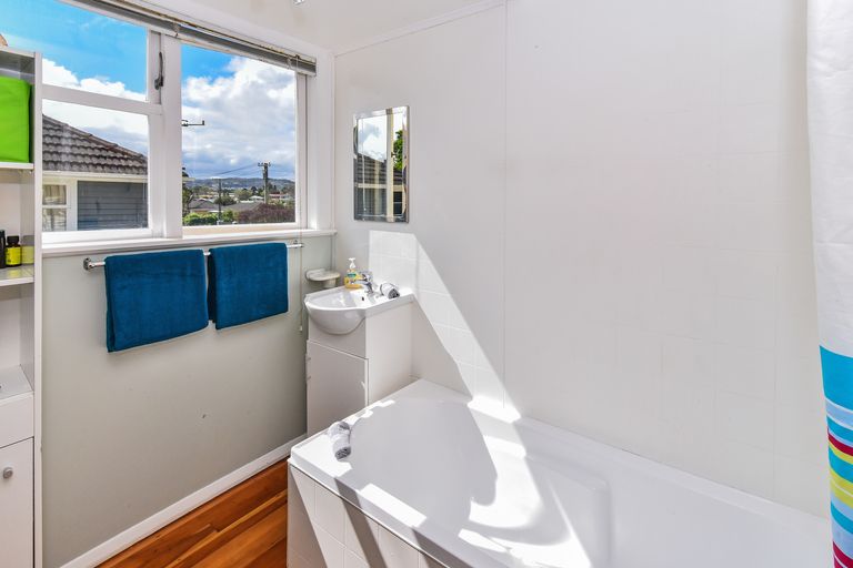 Photo of property in 76 Arimu Road, Papakura, 2110