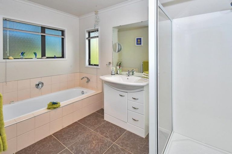 Photo of property in 16a Glenross Drive, Wattle Downs, Auckland, 2103