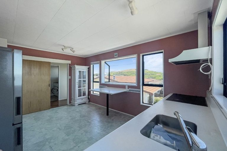 Photo of property in 7 Sunhaven Drive, Newlands, Wellington, 6037