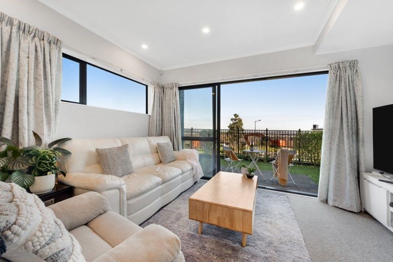 Photo of property in 13 Maureen Close, East Tamaki Heights, Auckland, 2016