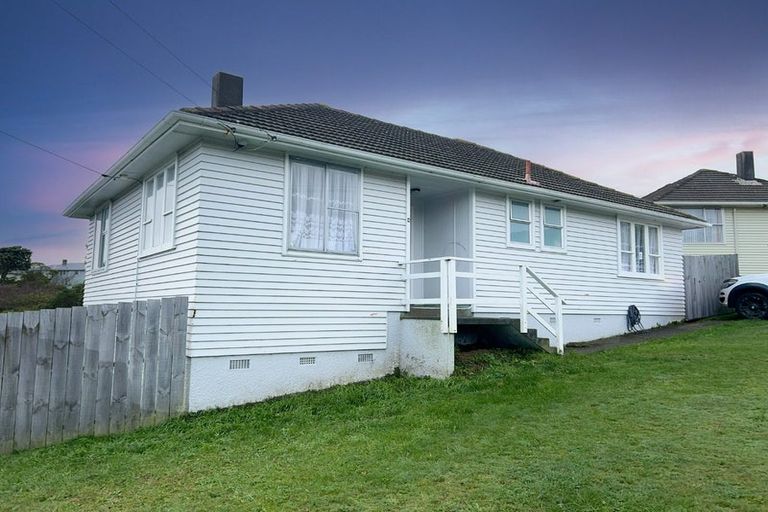 Photo of property in 4 Norfolk Grove, Cannons Creek, Porirua, 5024
