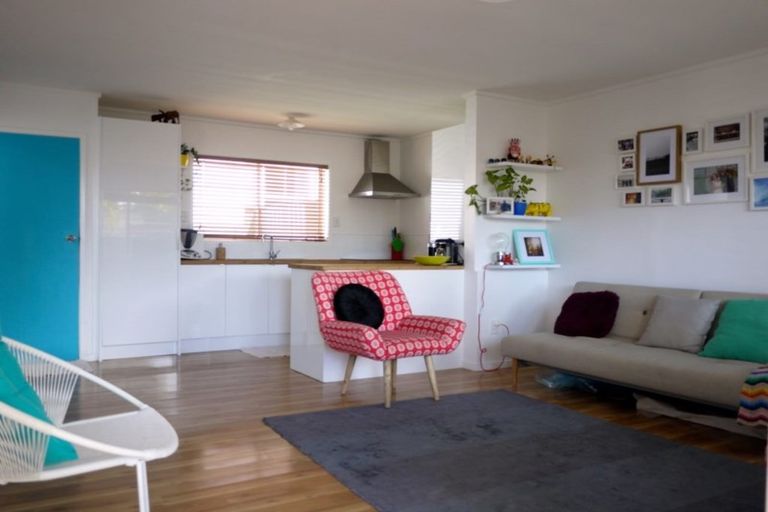 Photo of property in 4/28 William Bond Street, Stanley Point, Auckland, 0624