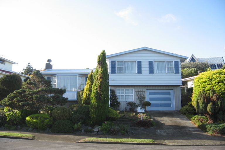 Photo of property in 110 Gloaming Hill, Titahi Bay, Porirua, 5022