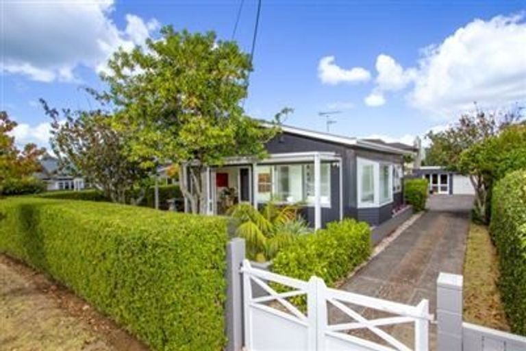 Photo of property in 1 Frater Avenue, Milford, Auckland, 0620