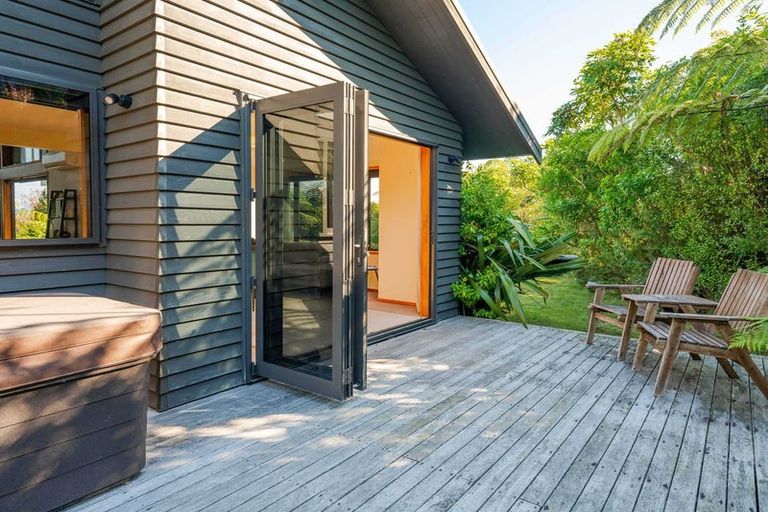 Photo of property in 8 Whakamoenga Point, Acacia Bay, Taupo, 3385