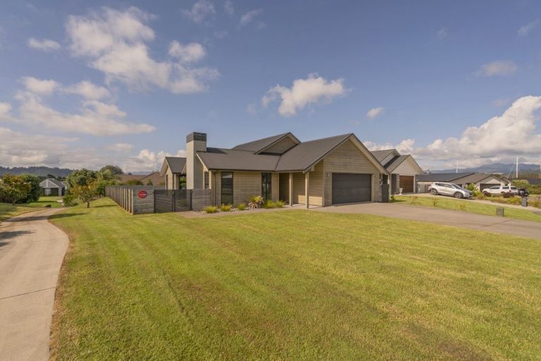 Photo of property in 10 Topping Place, Whitianga, 3510