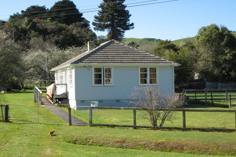 Photo of property in 8 Station Road, Hunterville, 4730