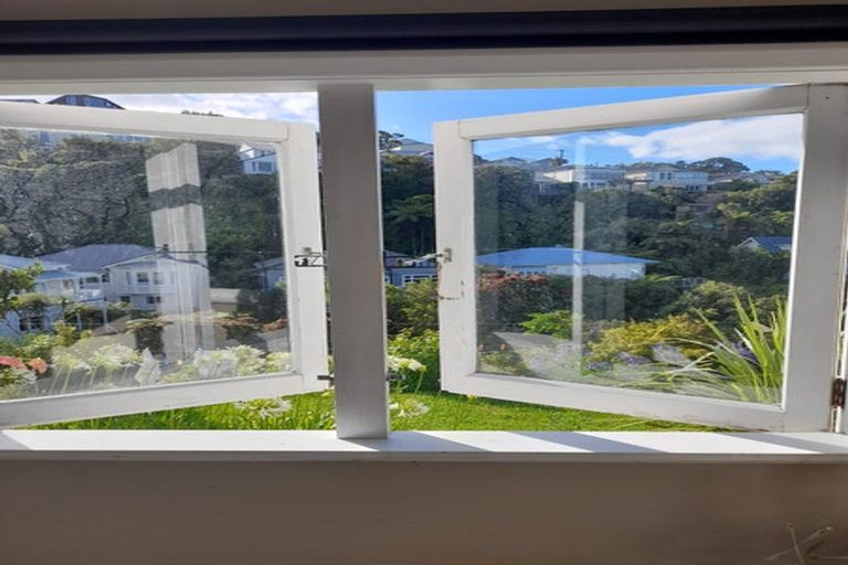 Photo of property in 30 Apuka Street, Brooklyn, Wellington, 6021