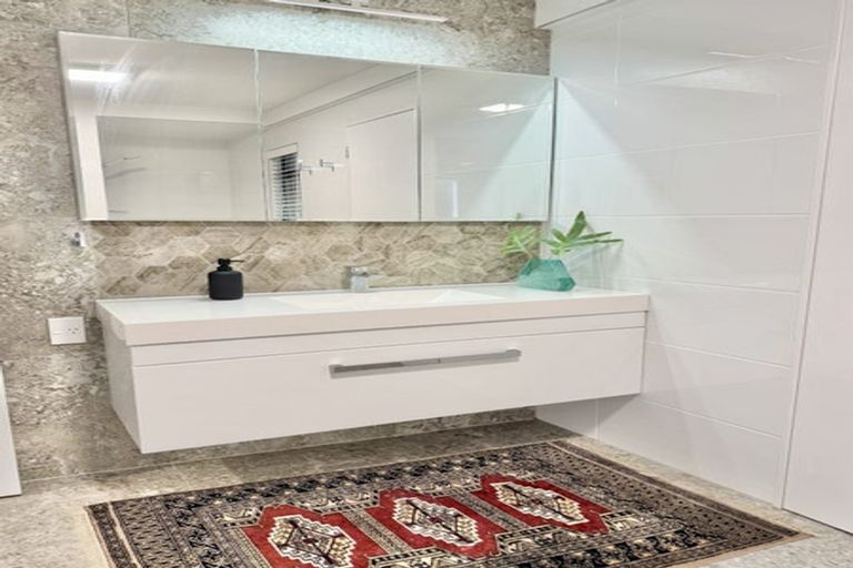 Photo of property in 19 Zita Avenue, Matakatia, Whangaparaoa, 0930