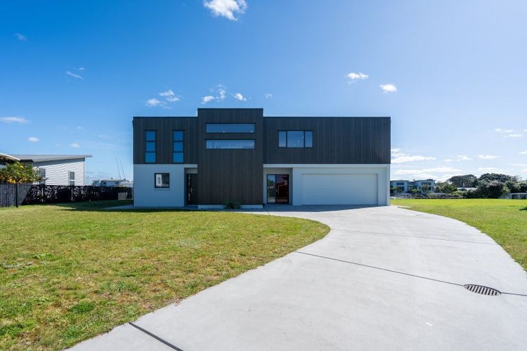 Photo of property in 21 Fred Carr Place, One Tree Point, 0118