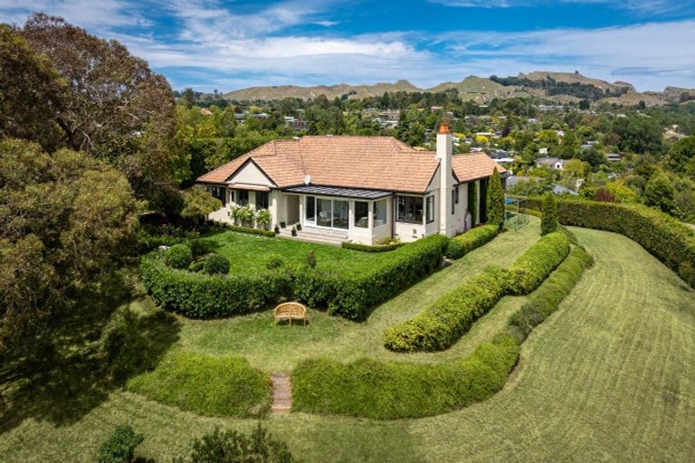 Photo of property in 44 Busby Hill, Havelock North, 4130