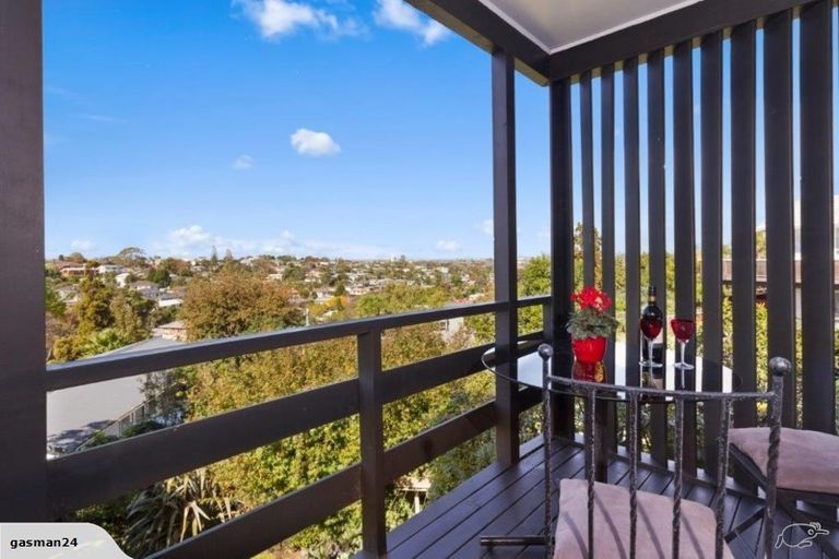 Photo of property in 15 Ravenwood Drive, Forrest Hill, Auckland, 0620