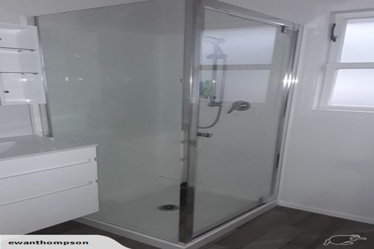 Photo of property in 2 Hereford Street, Te Atatu Peninsula, Auckland, 0610