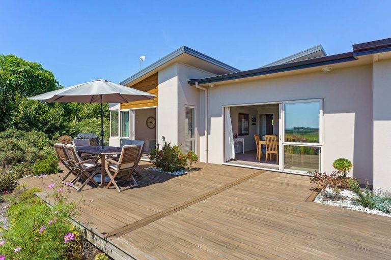 Photo of property in 52 Harakeke Road, Te Horo, Otaki, 5581