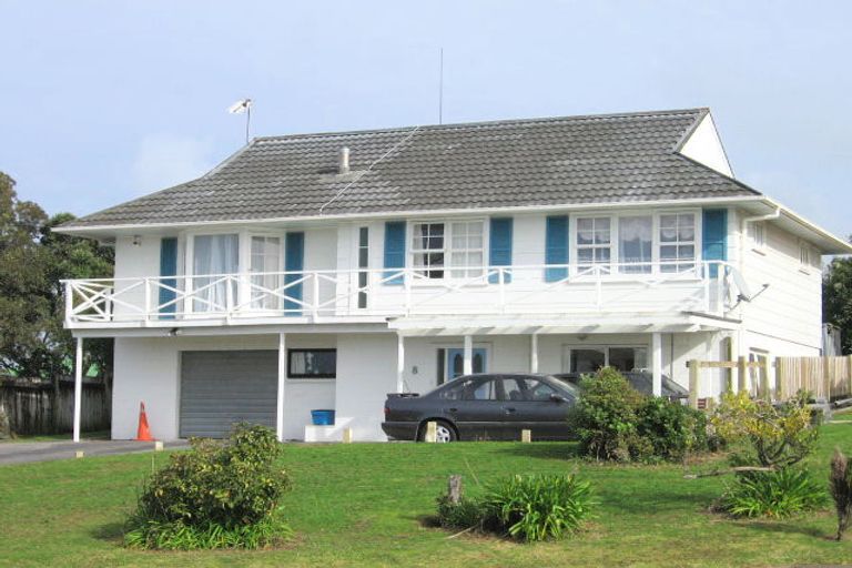 Photo of property in 8 Birdie Place, Red Beach, 0932